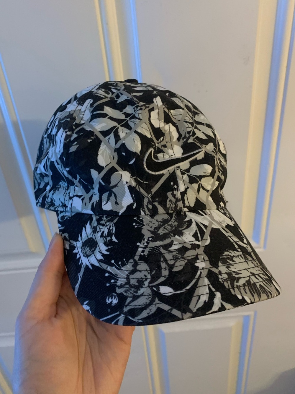 Rare Nike Hat Strapback m/L Black White Gray Floral Print Swoosh Club Cap